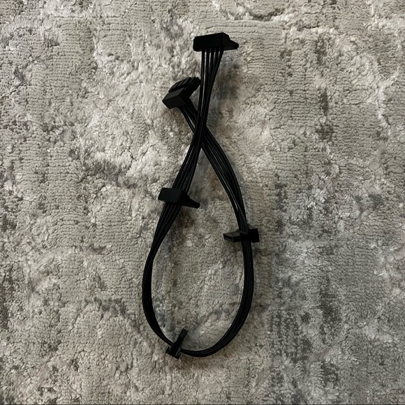 StarTech.com 4x SATA Power Splitter Adapter Cable - Picture 3 of 7